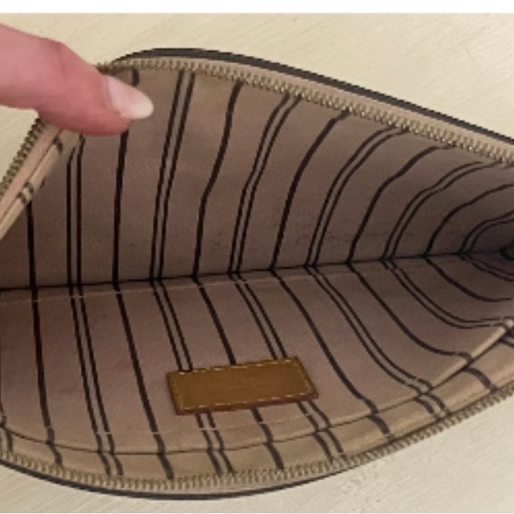 Louis Vuitton MM pouch - Picture 7 of 8